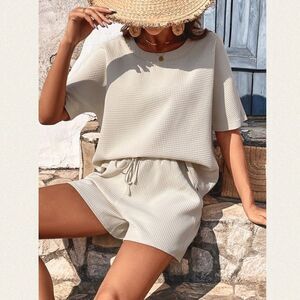 NEW 2PC Outfit Waffle Knit Tee & Tie Front Shorts Beige Size L